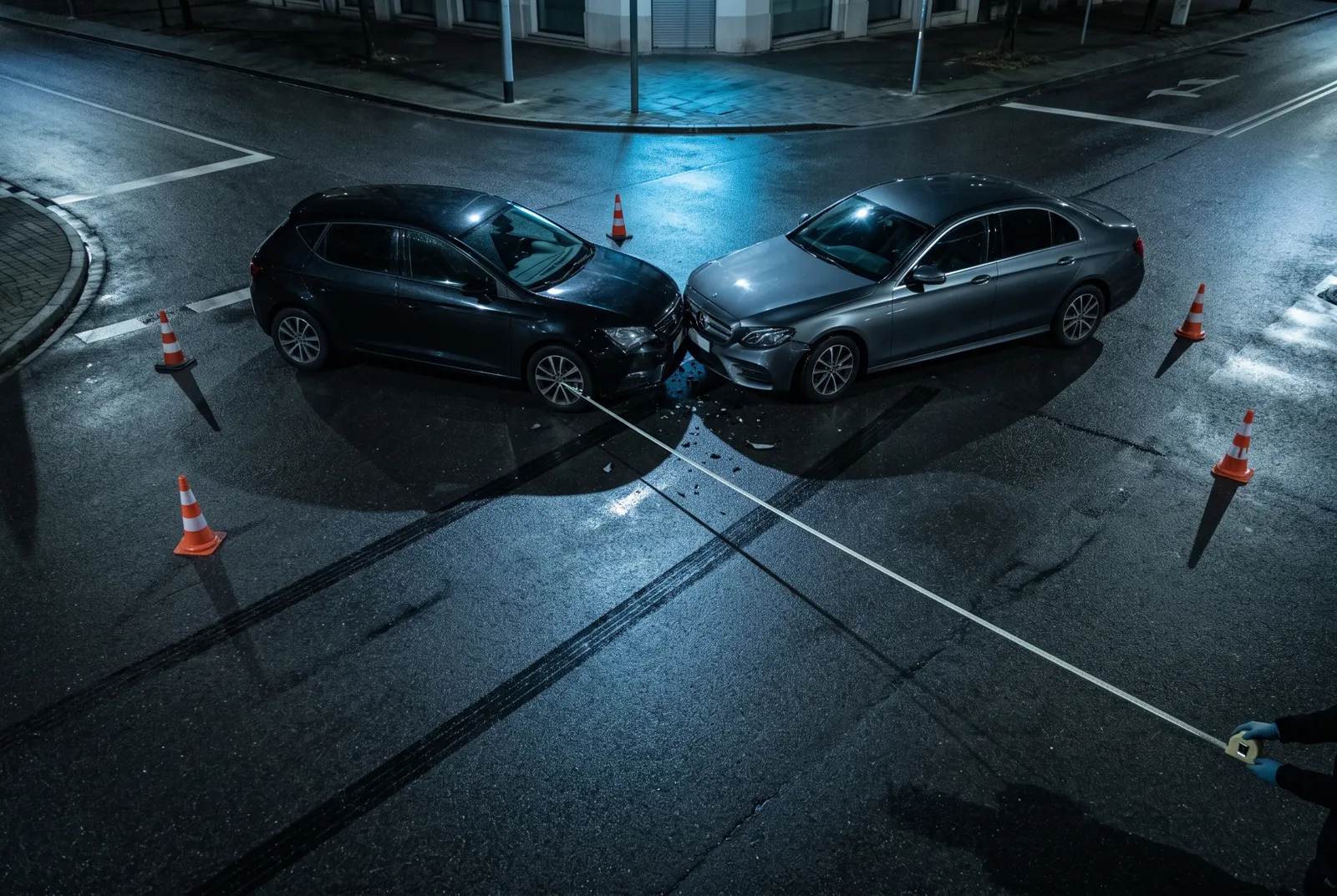 Colisión entre dos turismos en una carretera de noche